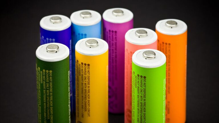How lithium ion batteries are charged?